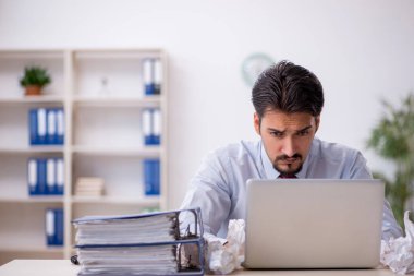 Reddedilmiş fikirler konseptinde genç bir erkek çalışan