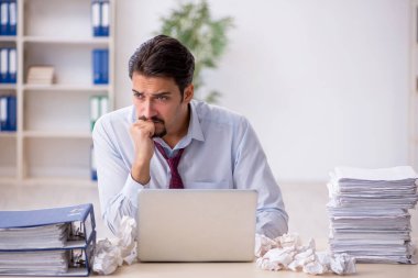 Reddedilmiş fikirler konseptinde genç bir erkek çalışan