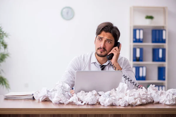 Junge männliche Mitarbeiter im Brainstorming-Konzept — Stockfoto