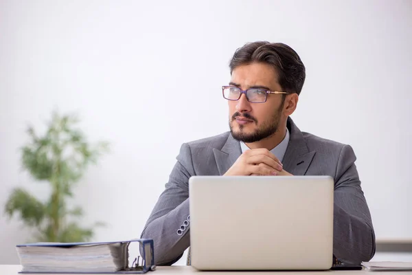 Jovem empregado do sexo masculino que trabalha no escritório — Fotografia de Stock