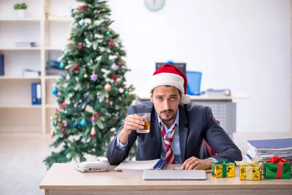Jeune employé masculin célébrant Noël sur le lieu de travail — Photo