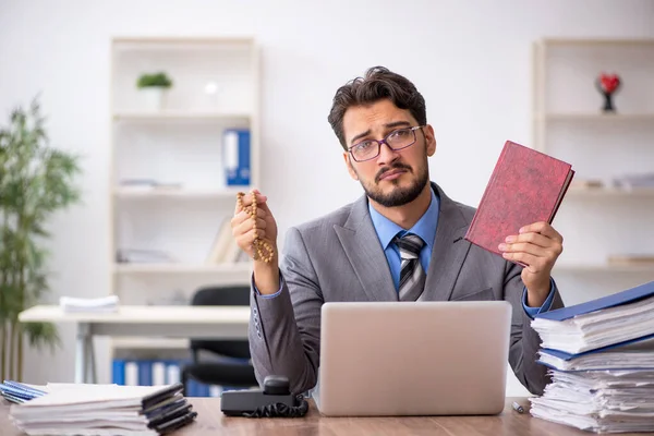 Junge männliche Angestellte unzufrieden mit exzessiver Arbeit im Büro — Stockfoto