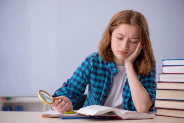 Sınavlara hazırlanan genç bir kız öğrenci.