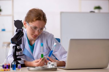 Genç kadın kimyager uyuşturucu sentezi konsepti