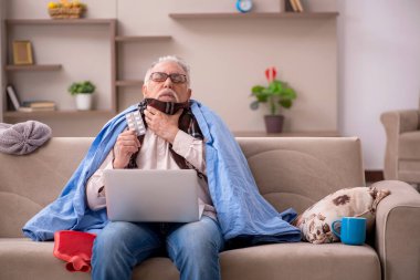 Yaşlı adam evde acı çekiyor.