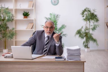Eski erkek çalışanım ve ofiste çok işim var.