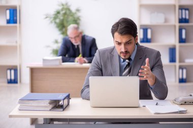 Ofiste çalışan iki erkek çalışan.