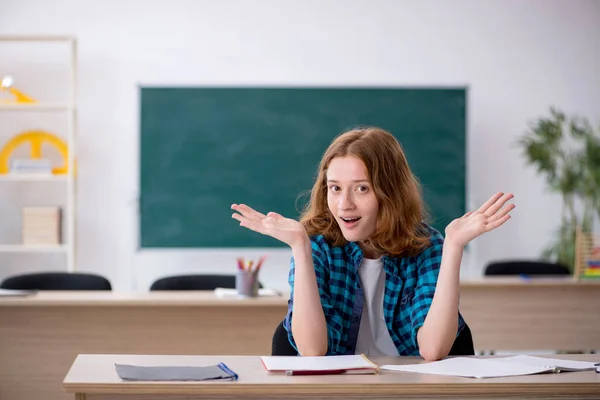 Jonge vrouwelijke student bereidt zich voor op examen in de klas — Stockfoto