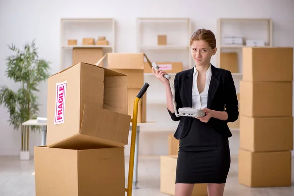 Jonge vrouwelijke professionele verhuizer doet home relocation — Stockfoto