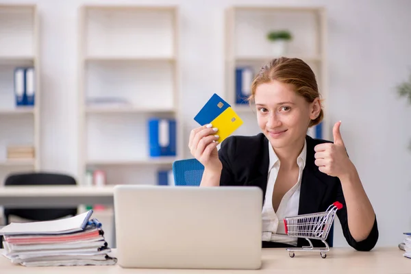 Young female employee in e-commerce concept — Stock Photo, Image