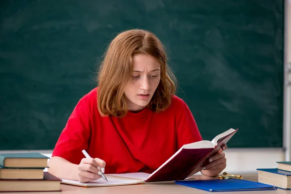 Jovem estudante se preparando para exames em sala de aula — Fotografia de Stock