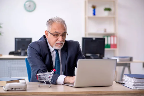 Gammal manlig anställd inom e-handel — Stockfoto