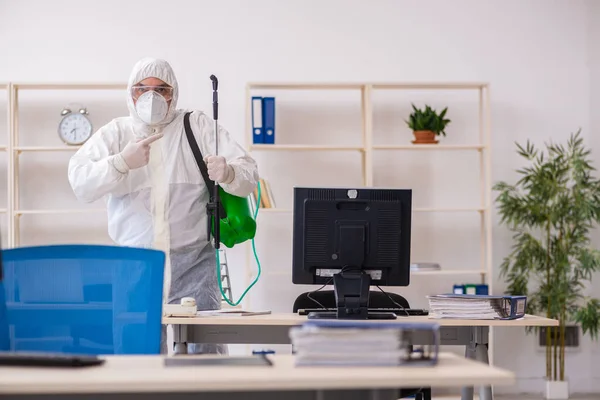 Alte männliche Auftragnehmer in Büro Desinfektionskonzept — Stockfoto