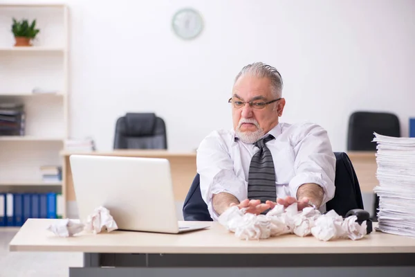 Velho empregado masculino no conceito de brainstorming — Fotografia de Stock