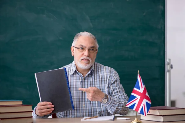 Oude leraar Engels in de klas — Stockfoto