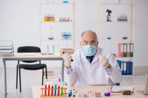 Vecchio chimico maschile nel concetto di sintesi dei farmaci — Foto Stock