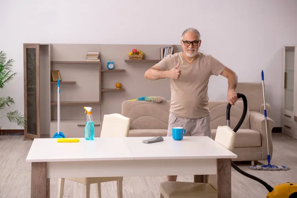 Velho fazendo tarefas domésticas em casa — Fotografia de Stock