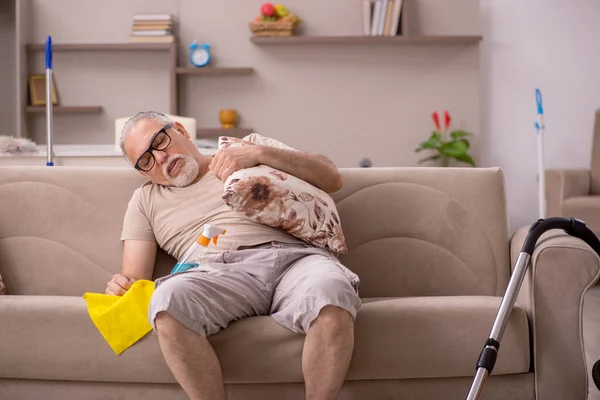 Velho fazendo tarefas domésticas em casa — Fotografia de Stock