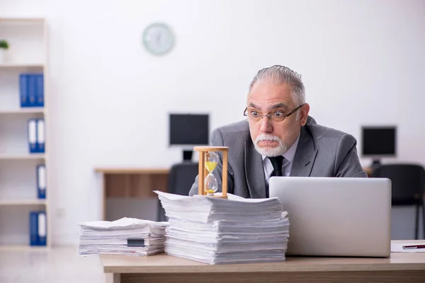 Vecchio dipendente maschile nel concetto di gestione del tempo — Foto Stock