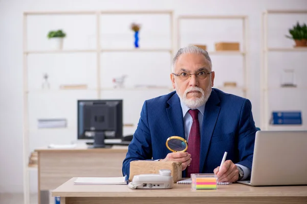 Viejo empleado caja de pedidos a través de Internet —  Fotos de Stock