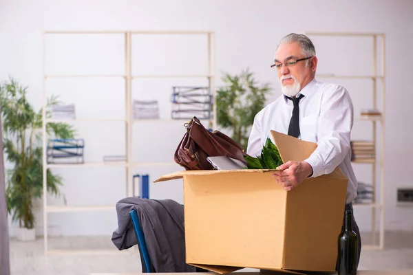 Velho empregado masculino em conceito de demissão — Fotografia de Stock