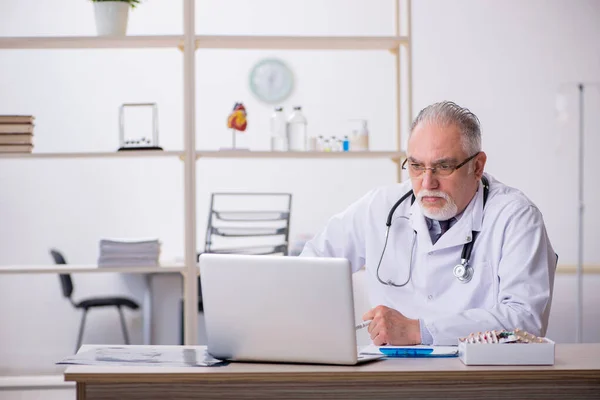 Teletıp konseptinde yaşlı bir doktor. — Stok fotoğraf