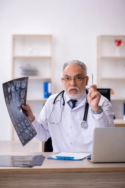 Gammal manlig röntgenläkare som arbetar på kliniken — Stockfoto