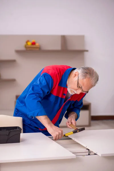 Viejo carpintero trabajando en interiores — Foto de Stock