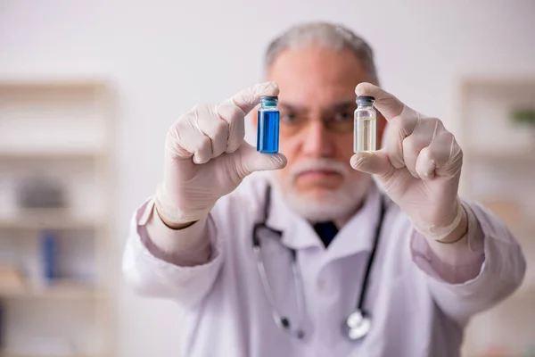 Dokter pria tua dalam konsep vaksinasi — Stok Foto