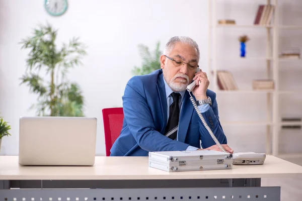 Aged businessman employee working at workplace — Stock Photo, Image
