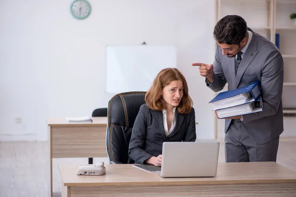 Twee collega 's die op kantoor werken — Stockfoto