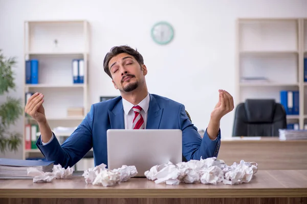 Mladý muž zaměstnanec v konceptu brainstorming — Stock fotografie