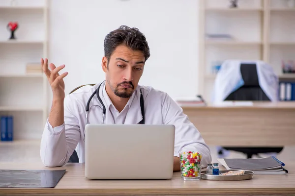 Joven médico masculino que trabaja en la clínica —  Fotos de Stock