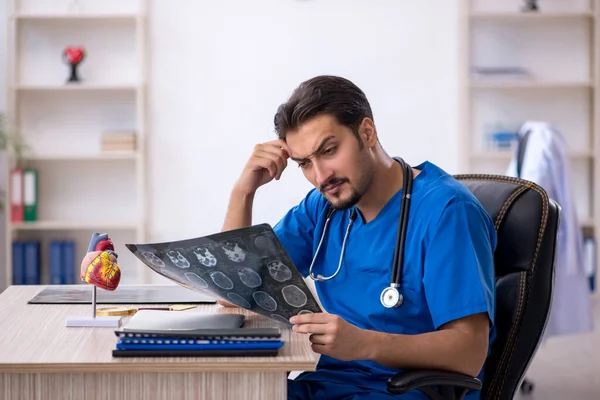 Klinikte çalışan genç bir erkek radyolog. — Stok fotoğraf