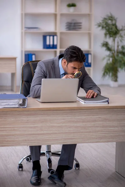 Jeune employé masculin travaillant au bureau — Photo