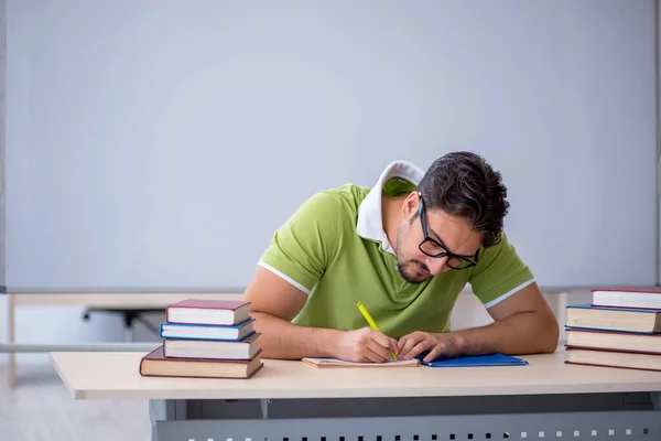 Jovem estudante se preparando para exames em sala de aula — Fotografia de Stock