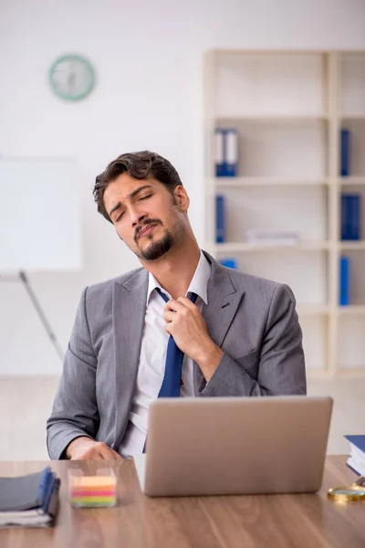 Joven empleado masculino sentado en la oficina — Foto de Stock