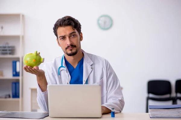 Jovem médico no planejamento do conceito de aposentadoria — Fotografia de Stock