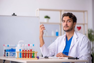 Laboratuvarda çalışan genç bir kimyager.