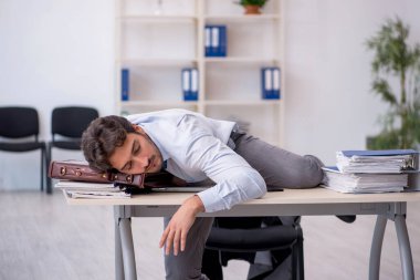 Genç erkek çalışanın uyuyakalma konsepti
