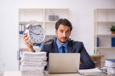 Zaman yönetimi konseptinde genç erkek çalışan