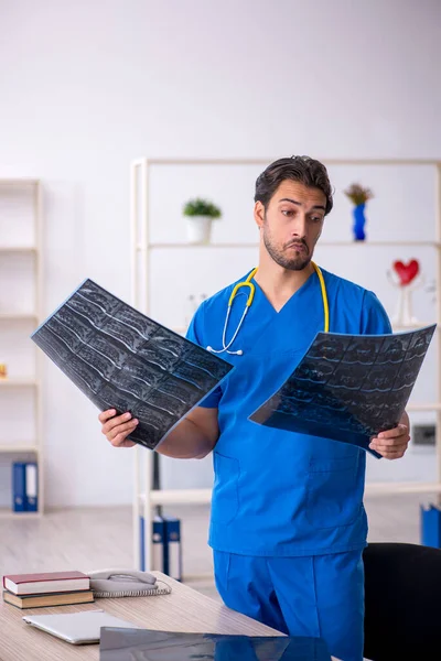 Hombre joven radiólogo médico que trabaja en la clínica —  Fotos de Stock