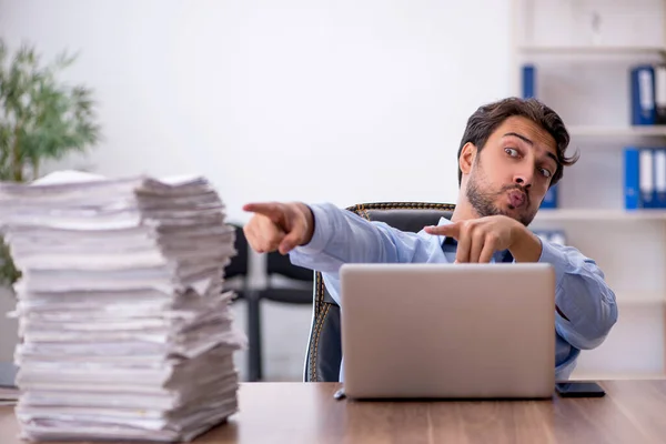 Jeune employé masculin et trop de travail au bureau — Photo