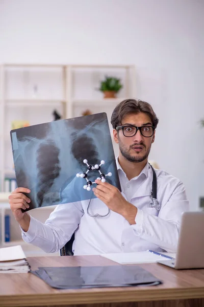 Ung manlig röntgenläkare som arbetar på kliniken — Stockfoto