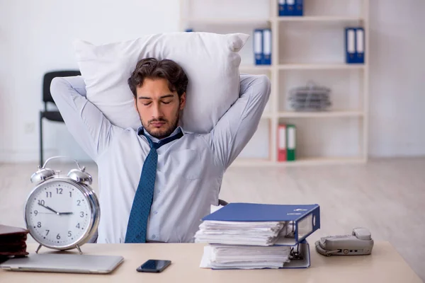 Ung manlig anställd i oversleeping koncept — Stockfoto