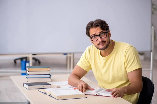 Jovem estudante se preparando para exames em sala de aula — Fotografia de Stock