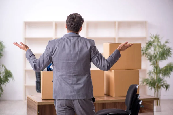 Joven empleado masculino en concepto de reubicación de oficinas —  Fotos de Stock