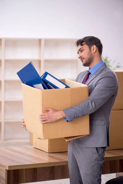 Junge männliche Mitarbeiter in Büroverlagerungskonzept — Stockfoto