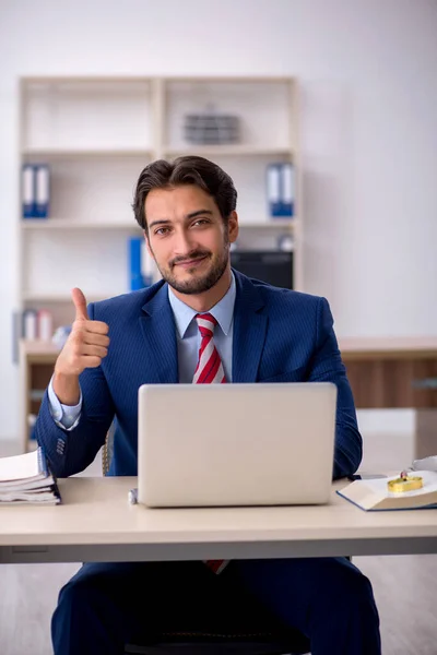 Jeune employé masculin travaillant au bureau — Photo