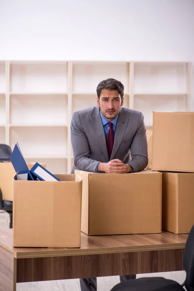 Joven empleado masculino en concepto de reubicación de oficinas — Foto de Stock